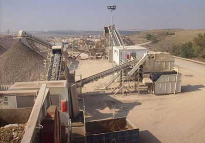 Trituradoras y Molinos en campo de procesamiento de mineral ...